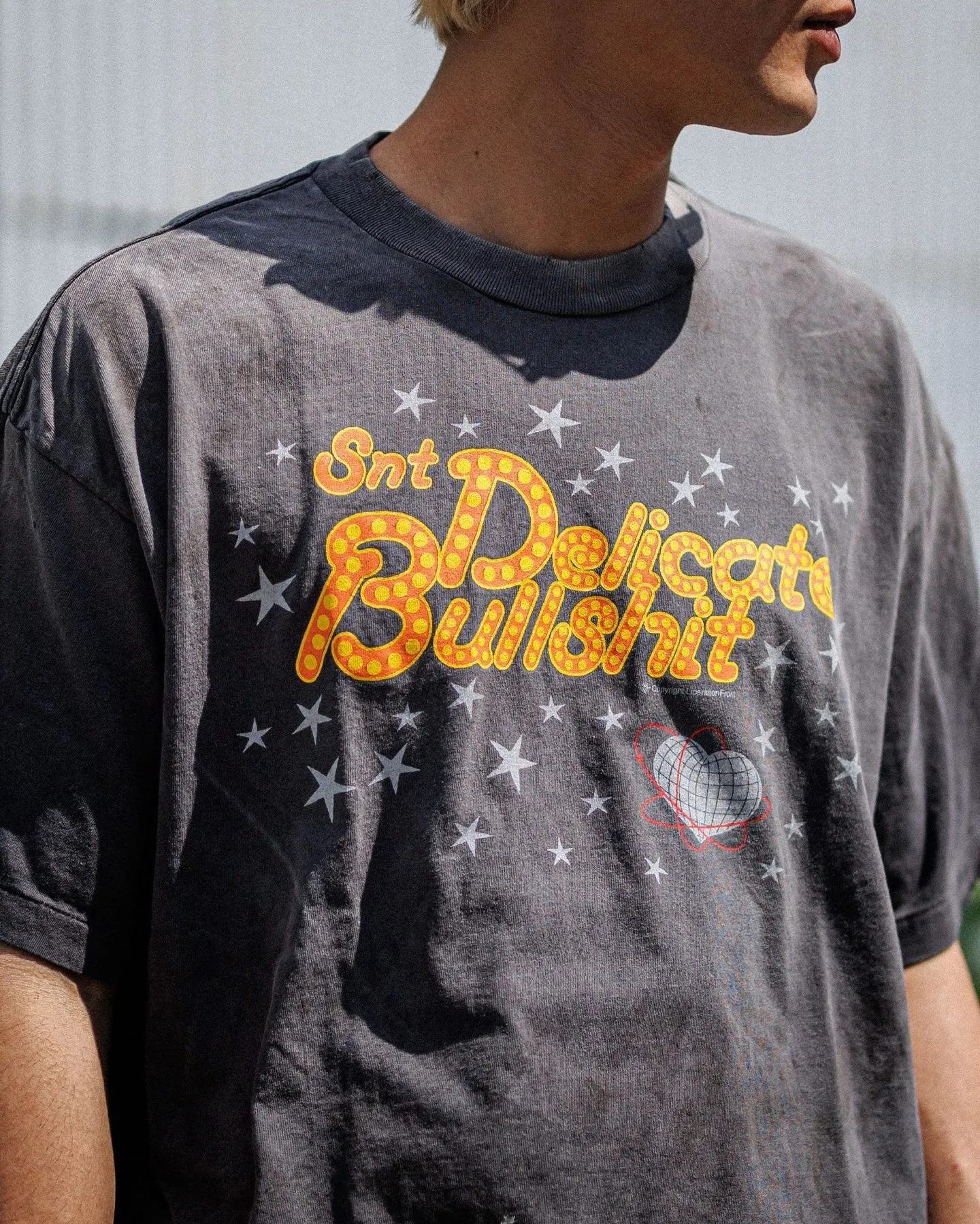 SAINT Mxxxxxx DELICATE BULLSHIT SS TEE/BLK Star Neon Slogan Printed TEE Washed Black S-XL New Vintage Washed and Distressed Ceiling! Loyal to the original version. Main mark and wash mark are matched. Tube-woven fabric without side seams. Non-open width version. Authentic level printing restoration proofing. Top purchasing agent level.